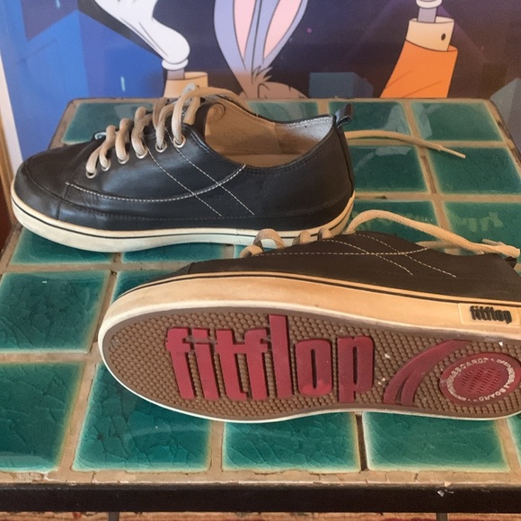 Woman’s black leather Fitflops sneaker in size 5. - Picture 4 of 5